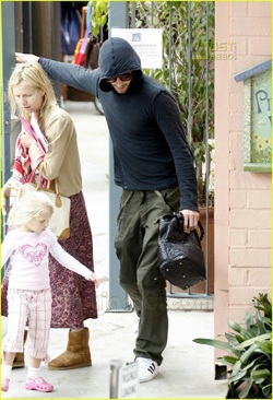 Những hành động kỳ quặc của vợ chồng Gwyneth Paltrow! - 2 Những hành động kỳ quặc của vợ chồng Gwyneth Paltrow! - 2