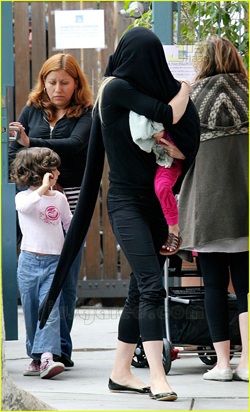 Những hành động kỳ quặc của vợ chồng Gwyneth Paltrow! - 3 Những hành động kỳ quặc của vợ chồng Gwyneth Paltrow! - 3