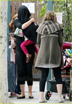 Những hành động kỳ quặc của vợ chồng Gwyneth Paltrow! - 4 Những hành động kỳ quặc của vợ chồng Gwyneth Paltrow! - 4