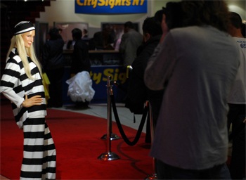 Paris Hilton vẫn quyến rũ trong bộ quần áo tù nhân! - 5