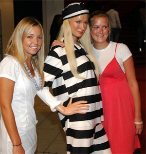 Paris Hilton vẫn quyến rũ trong bộ quần áo tù nhân! - 7