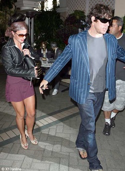 Brit "cặp" với người tình lớn tuổi? - 1