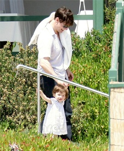 Bé Suri Cruise chào... paparazzi! - 1 Bé Suri Cruise chào... paparazzi! - 1