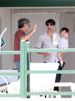 Bé Suri Cruise chào... paparazzi! - 2 Bé Suri Cruise chào... paparazzi! - 2