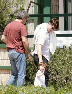 Bé Suri Cruise chào... paparazzi! - 3 Bé Suri Cruise chào... paparazzi! - 3