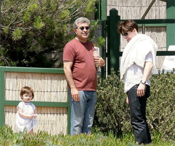 Bé Suri Cruise chào... paparazzi! - 4 Bé Suri Cruise chào... paparazzi! - 4