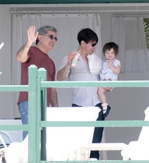 Bé Suri Cruise chào... paparazzi! - 5 Bé Suri Cruise chào... paparazzi! - 5