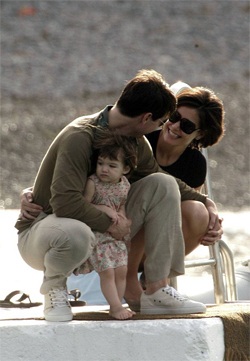 Bé Suri Cruise chào... paparazzi! - 7 Bé Suri Cruise chào... paparazzi! - 7