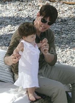 Bé Suri Cruise chào... paparazzi! - 8 Bé Suri Cruise chào... paparazzi! - 8