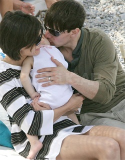 Bé Suri Cruise chào... paparazzi! - 9 Bé Suri Cruise chào... paparazzi! - 9