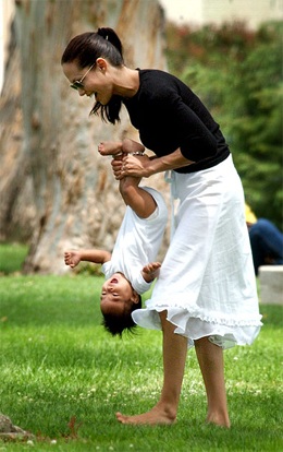 "Cặp sinh đôi nhà Brangelina rất đáng yêu" - 1