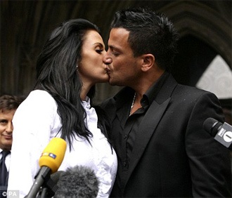 Siêu mẫu ngực bự “hâm nóng” hình ảnh bằng bikini - 3