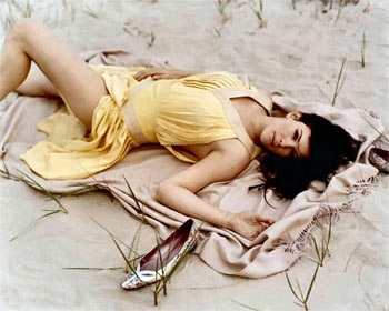 Liv Tyler cô đơn trong ngày sinh nhật  - 1