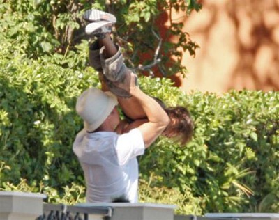 Brad Pitt nô đùa với Pax Thiên - 1 Brad Pitt nô đùa với Pax Thiên - 1