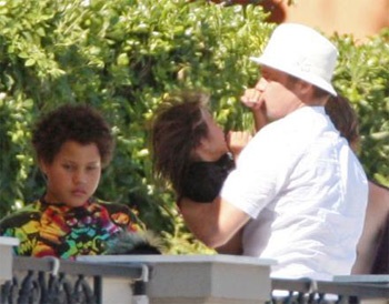 Brad Pitt nô đùa với Pax Thiên - 3 Brad Pitt nô đùa với Pax Thiên - 3