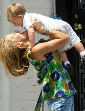 “Nữ hoàng nhạc đồng quê” Sheryl Crow "khoe" con nuôi - 2 “Nữ hoàng nhạc đồng quê” Sheryl Crow "khoe" con nuôi - 2