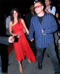 Penelope Cruz "phải lòng" Bono? - 3