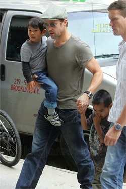 Brangelina “tậu” thêm... hình xăm mới - 2 Brangelina “tậu” thêm... hình xăm mới - 2