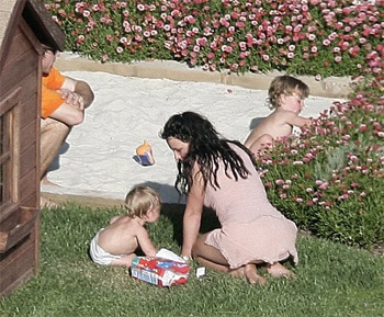 Britney vui vẻ bên con cùng người đàn ông lạ mặt - 4 Britney vui vẻ bên con cùng người đàn ông lạ mặt - 4