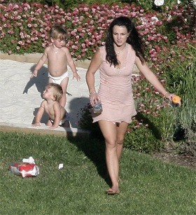 Britney vui vẻ bên con cùng người đàn ông lạ mặt - 6 Britney vui vẻ bên con cùng người đàn ông lạ mặt - 6