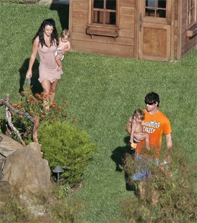 Britney vui vẻ bên con cùng người đàn ông lạ mặt - 10 Britney vui vẻ bên con cùng người đàn ông lạ mặt - 10