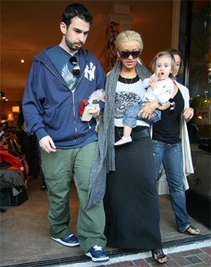 Christina Aguilera rục rịch sắm đồ cho bé yêu - 1