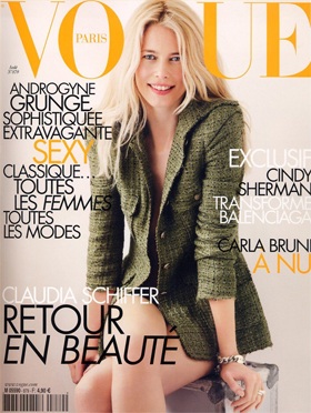 Claudia Schiffer "khoe thân" trên Vogue - 1