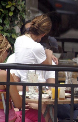 Jessica Alba trở về bên Cash Warren  - 1