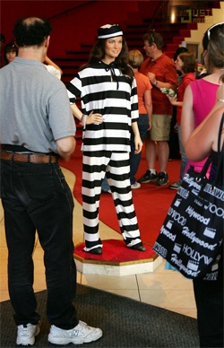 Chiêm ngưỡng Lilo trong bộ quần áo tù nhân - 6 Chiêm ngưỡng Lilo trong bộ quần áo tù nhân - 6