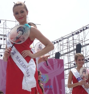 “Nữ hoàng du lịch” trong trang phục truyền thống Trung Quốc - 6 “Nữ hoàng du lịch” trong trang phục truyền thống Trung Quốc - 6