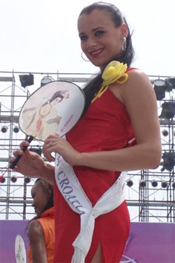 “Nữ hoàng du lịch” trong trang phục truyền thống Trung Quốc - 7 “Nữ hoàng du lịch” trong trang phục truyền thống Trung Quốc - 7