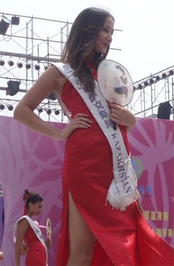 “Nữ hoàng du lịch” trong trang phục truyền thống Trung Quốc - 8 “Nữ hoàng du lịch” trong trang phục truyền thống Trung Quốc - 8