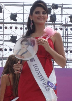 “Nữ hoàng du lịch” trong trang phục truyền thống Trung Quốc - 9 “Nữ hoàng du lịch” trong trang phục truyền thống Trung Quốc - 9