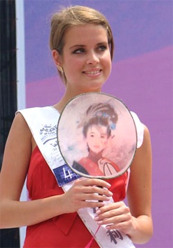 “Nữ hoàng du lịch” trong trang phục truyền thống Trung Quốc - 11 “Nữ hoàng du lịch” trong trang phục truyền thống Trung Quốc - 11