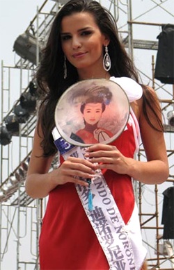 “Nữ hoàng du lịch” trong trang phục truyền thống Trung Quốc - 12 “Nữ hoàng du lịch” trong trang phục truyền thống Trung Quốc - 12