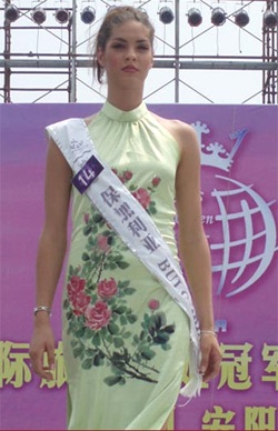 “Nữ hoàng du lịch” trong trang phục truyền thống Trung Quốc - 14 “Nữ hoàng du lịch” trong trang phục truyền thống Trung Quốc - 14