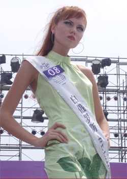 “Nữ hoàng du lịch” trong trang phục truyền thống Trung Quốc - 15 “Nữ hoàng du lịch” trong trang phục truyền thống Trung Quốc - 15