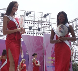 “Nữ hoàng du lịch” trong trang phục truyền thống Trung Quốc - 16 “Nữ hoàng du lịch” trong trang phục truyền thống Trung Quốc - 16