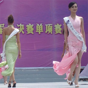 “Nữ hoàng du lịch” trong trang phục truyền thống Trung Quốc - 17 “Nữ hoàng du lịch” trong trang phục truyền thống Trung Quốc - 17