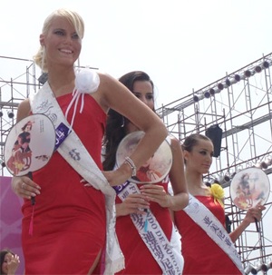 “Nữ hoàng du lịch” trong trang phục truyền thống Trung Quốc - 18 “Nữ hoàng du lịch” trong trang phục truyền thống Trung Quốc - 18