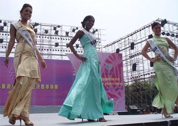 “Nữ hoàng du lịch” trong trang phục truyền thống Trung Quốc - 19 “Nữ hoàng du lịch” trong trang phục truyền thống Trung Quốc - 19