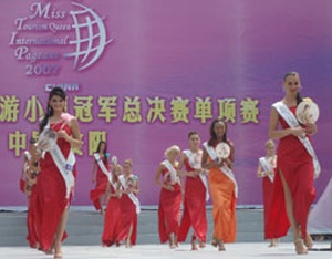 “Nữ hoàng du lịch” trong trang phục truyền thống Trung Quốc - 20 “Nữ hoàng du lịch” trong trang phục truyền thống Trung Quốc - 20