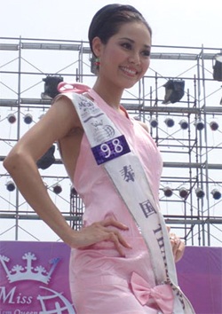 “Nữ hoàng du lịch” trong trang phục truyền thống Trung Quốc - 2 “Nữ hoàng du lịch” trong trang phục truyền thống Trung Quốc - 2