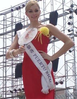 “Nữ hoàng du lịch” trong trang phục truyền thống Trung Quốc - 4 “Nữ hoàng du lịch” trong trang phục truyền thống Trung Quốc - 4