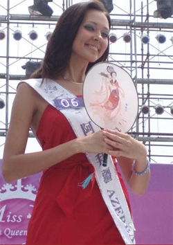 “Nữ hoàng du lịch” trong trang phục truyền thống Trung Quốc - 5 “Nữ hoàng du lịch” trong trang phục truyền thống Trung Quốc - 5