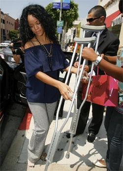 Ca sĩ “Umbrella” phải chống nạng - 1 Ca sĩ “Umbrella” phải chống nạng - 1