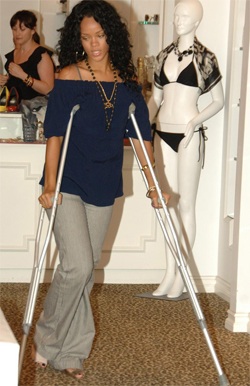 Ca sĩ “Umbrella” phải chống nạng - 2 Ca sĩ “Umbrella” phải chống nạng - 2