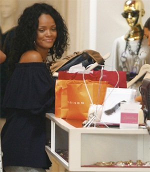 Ca sĩ “Umbrella” phải chống nạng - 3 Ca sĩ “Umbrella” phải chống nạng - 3