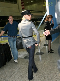 Bà Beck "đánh bóng" tên tuổi bằng phong cách... Tom Cruise? - 3