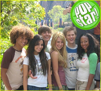 Khoảnh khắc mặn nồng cuối cùng của cặp đôi "High School Musical 2" - 8